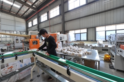 尋甸產業園區昆和公司新品“多多笑”紙制品走俏市場，為區域產業注入新活力